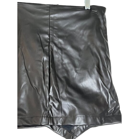 NWT Micas Black Faux Leather Mini Skirt With Side Zipper Rushed Front Side - Picture 15 of 16